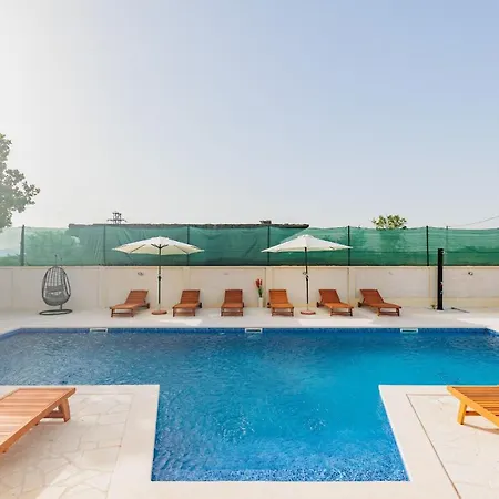 Villavera With Pool Дом отдыха *